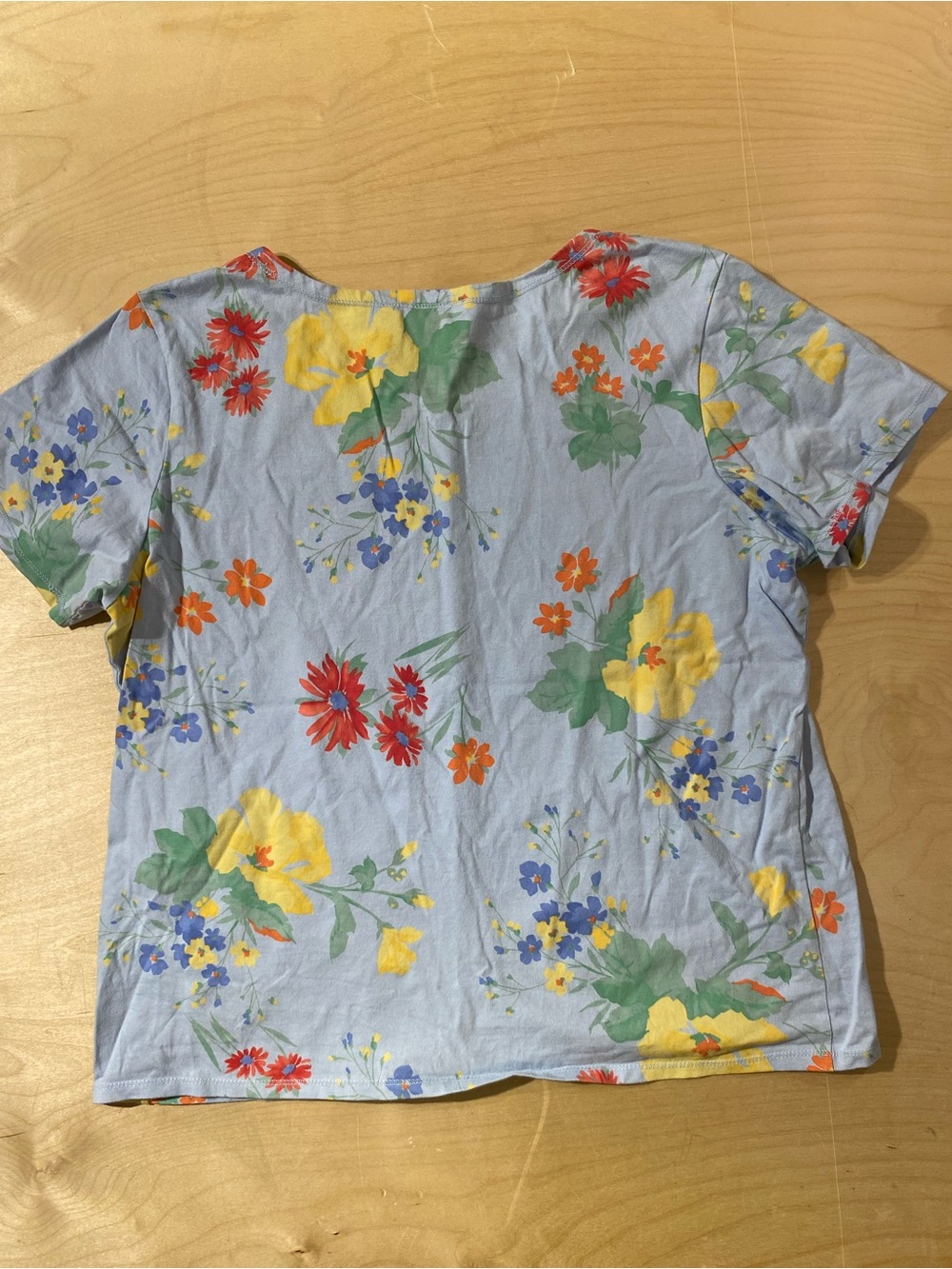 Liz Claiborne Light Blue Floral Tee with Yellow, Red & Blue Accents XL (SM) - Picture 7 of 7
